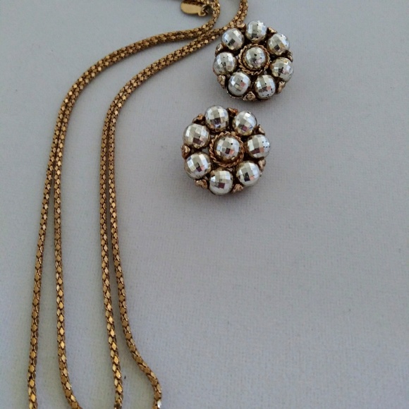 Vintage Necklace with Flower Clipbacks Earrings - Picture 6 of 7